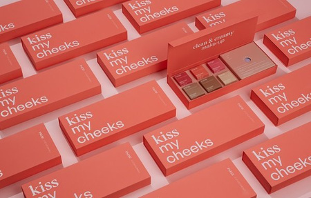 Kiss my cheeks box 